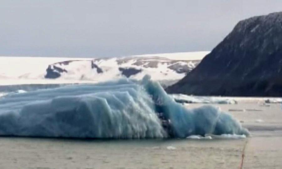 В Арктике апробировали уникальную технологию по изменению траектории дрейфа айсбергов