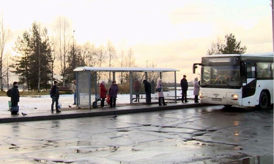 В Архангельске пассажиры жалуются на остановочные комплексы на площади у Морского-речного вокзала