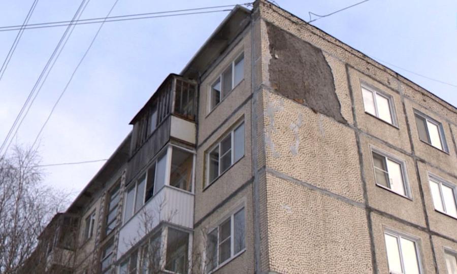 В Архангельске на Воронина, 29 обвалилась часть стены