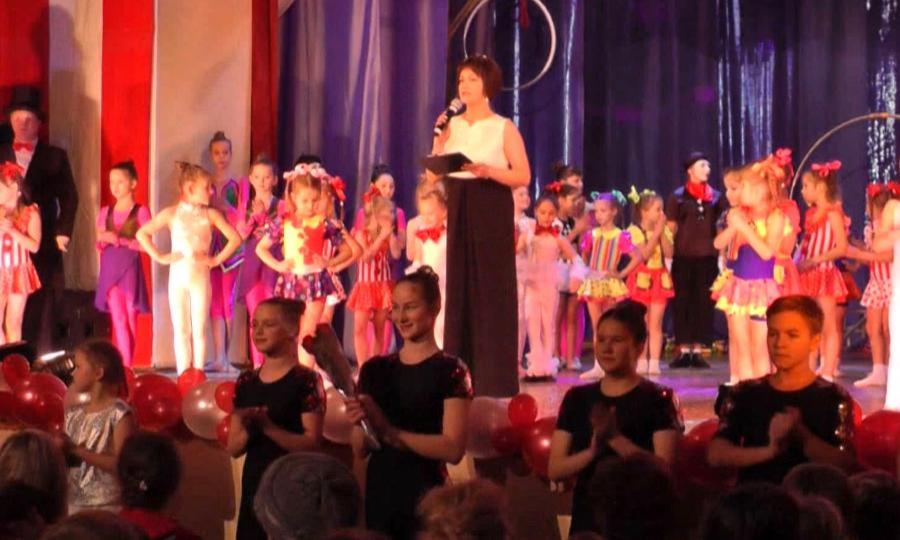 В Вельске эстрадно-цирковой ансамбль «Романтики» отметил 50-летний юбилей